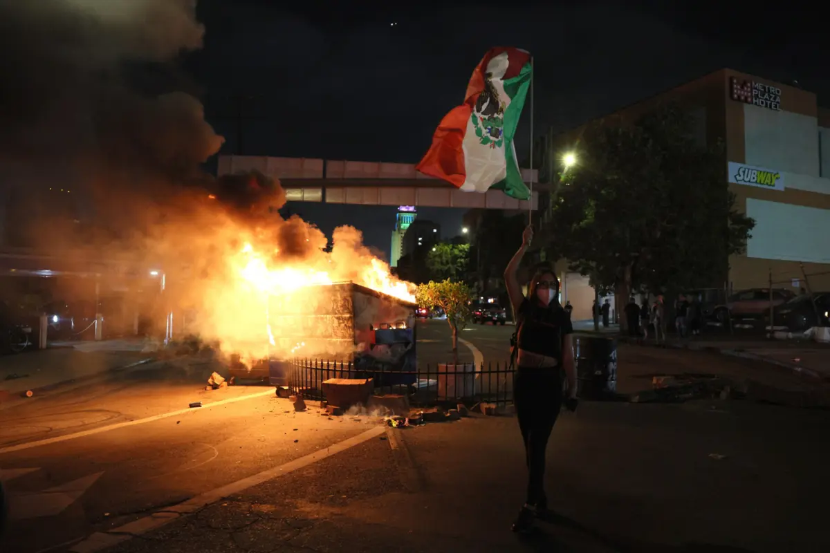 Imagem de contexto do artigo Protestos contra rusgas de imigração em Los Angeles resultam em vários carros em chamas