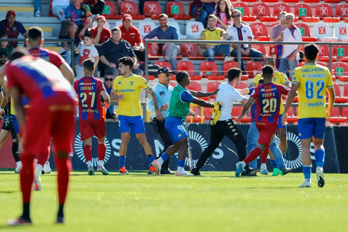 Imagem de contexto do artigo Liga de clubes condena "de forma veemente" incidentes com adeptos no GD Chaves-Estoril Praia