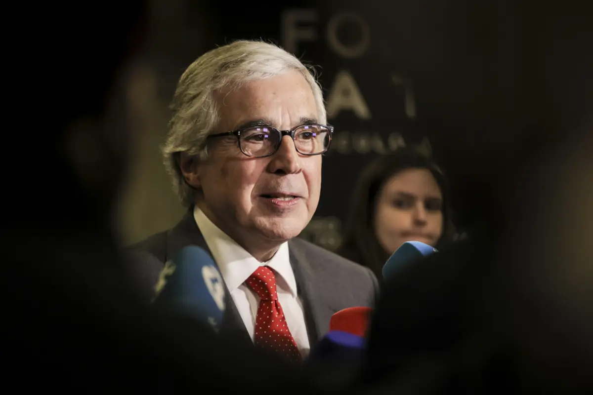 Imagem de contexto do artigo Aguiar-Branco deseja solução que "retire da rua situação sofredora e que não contribui para felicidade dos moçambicanos"