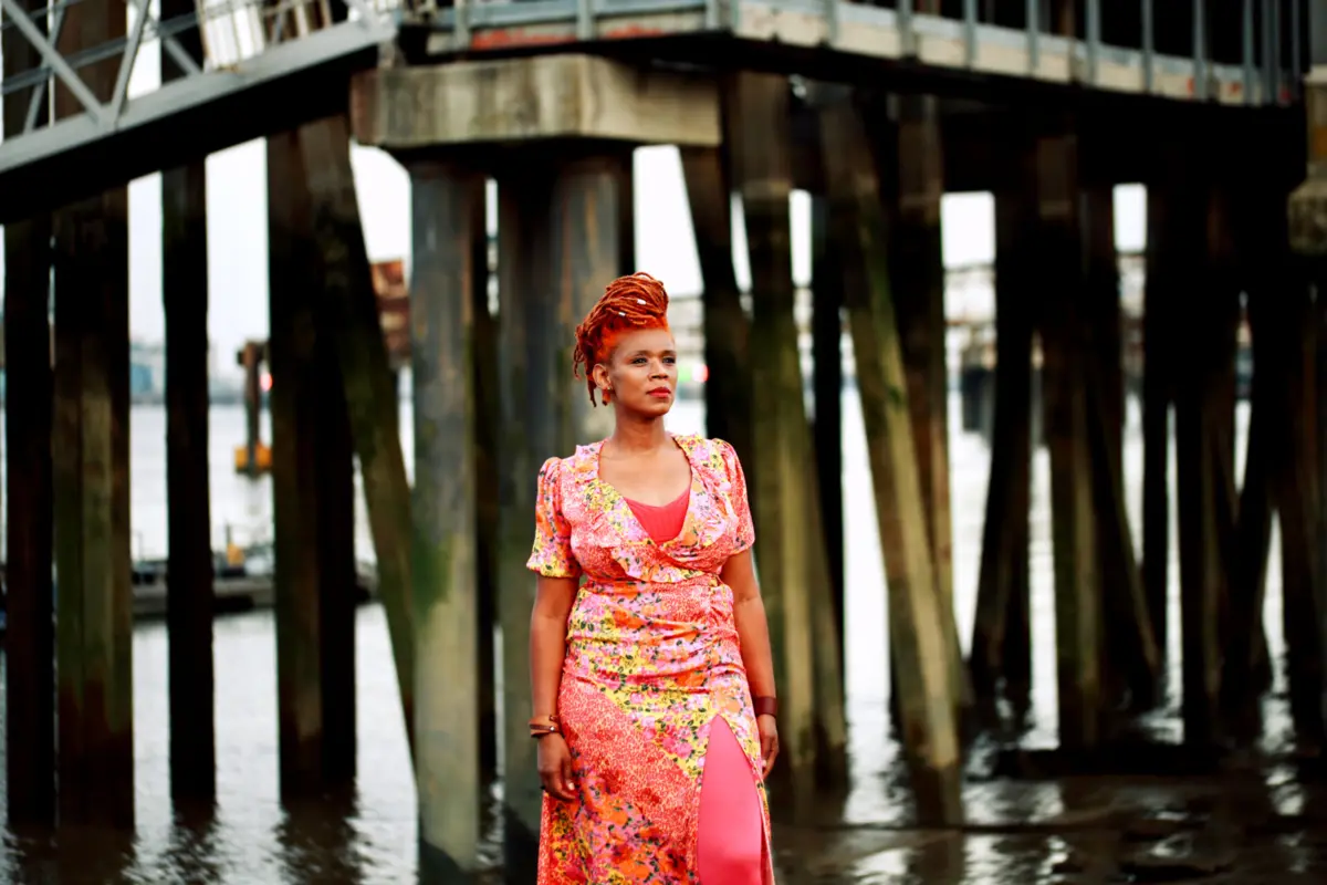 Imagem de contexto do artigo A Inglaterra em Cabo Verde: estórias cantadas por Carmen Souza