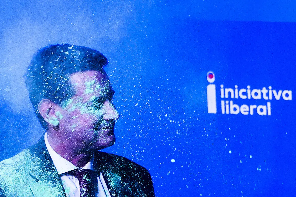 Imagem de contexto do artigo Em dia de voto antecipado, Rui Rocha é atingido com pó de tinta verde, Jerónimo entra na campanha e Pedro Nuno encosta Montenegro à austeridade