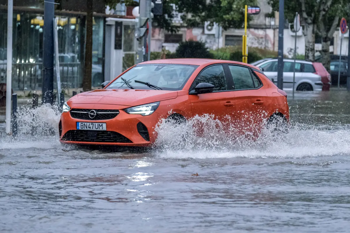 Chuvas fortes e inundações devido à passagem da depressão Claudia, em Setúbal, 13 de novembro de 2025. O Instituto Português do Mar e da Atmosfera (IPMA) emitiu um novo aviso vermelho para o distrito de Santarém, que se junta ao de Setúbal, que estarão em vigor até às 10:00 de hoje devido à chuva. RUI MINDERICO/LUSA
