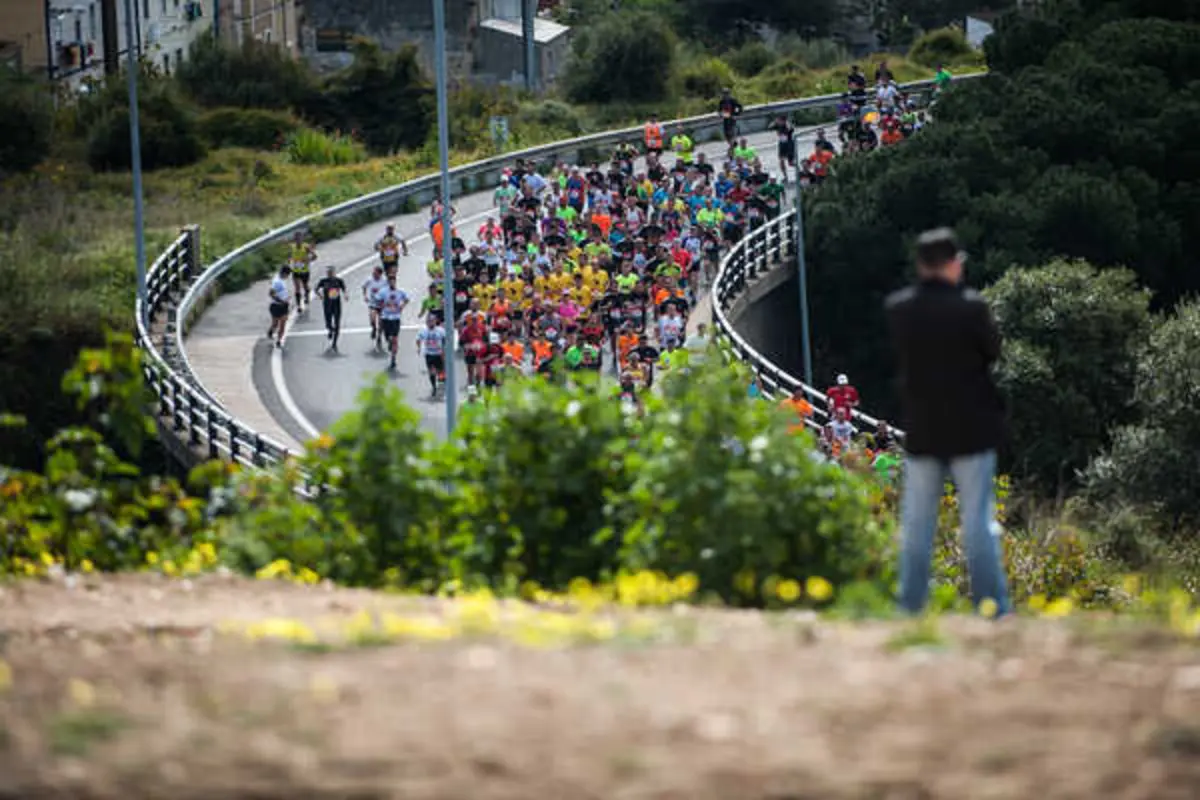 Imagem de contexto do artigo Estradas cortadas e Ponte 25 de Abril fechada: Meia Maratona de Lisboa condiciona trânsito no fim de semana