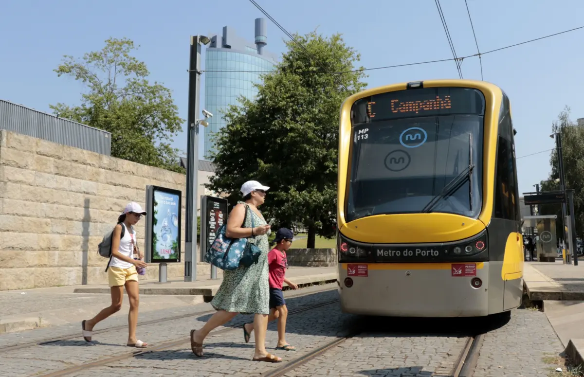 Imagem de contexto do artigo "Toda a gente tem de pagar." Câmara de Gaia anuncia que "acabou" isenção de taxas à Metro do Porto