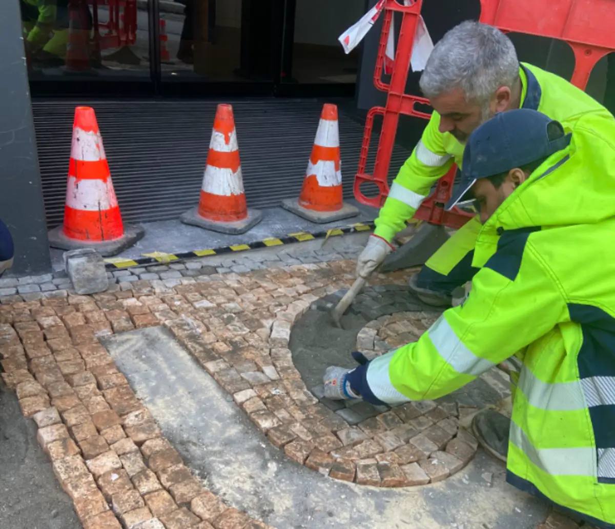 Imagem de contexto do artigo Porto tem nova escola de calcetaria: trabalhadores da autarquia partem e encaixam pedra na via pública