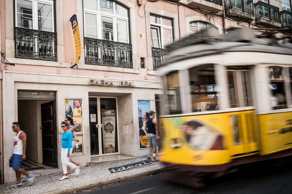 A sala de cinema nasceu em 1904 num edifício do século XIX, entre o Chiado e o Bairro Alto