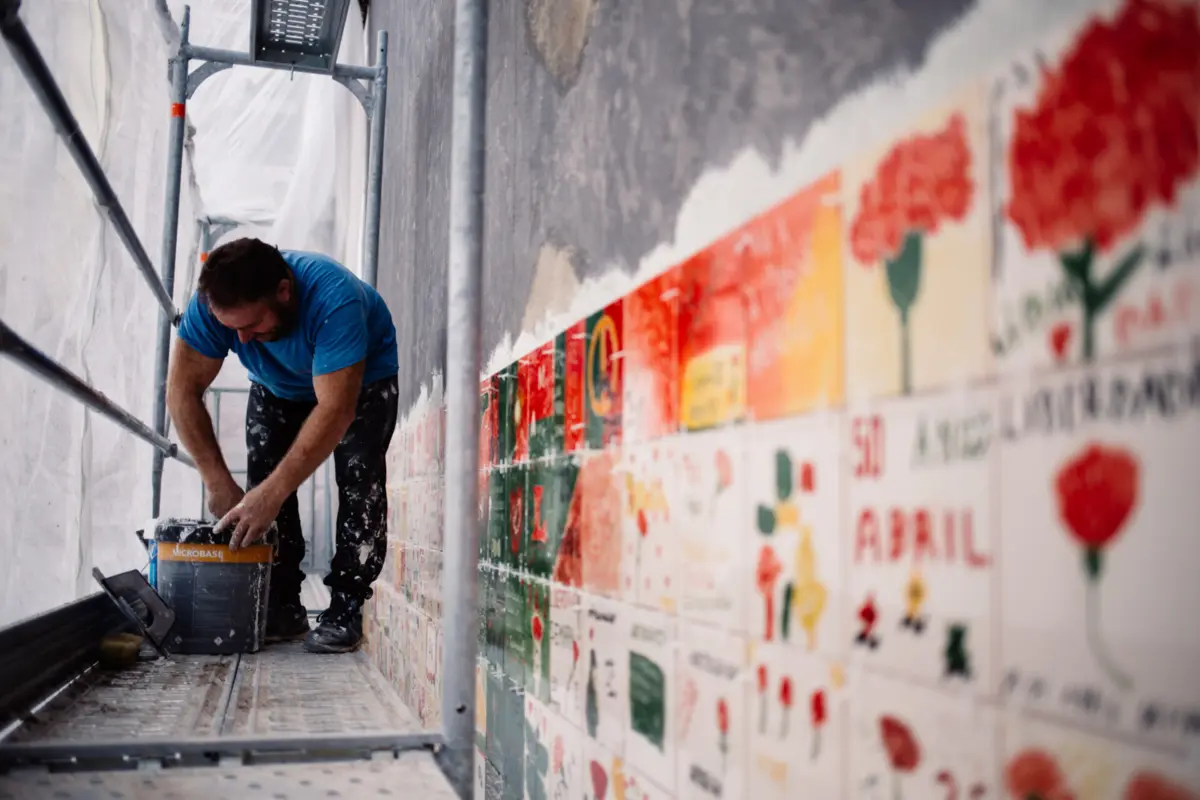 Imagem de contexto do artigo O mural de mil azulejos feito por 1500 pessoas para cumprir a Constituição: "É um murro no estômago"