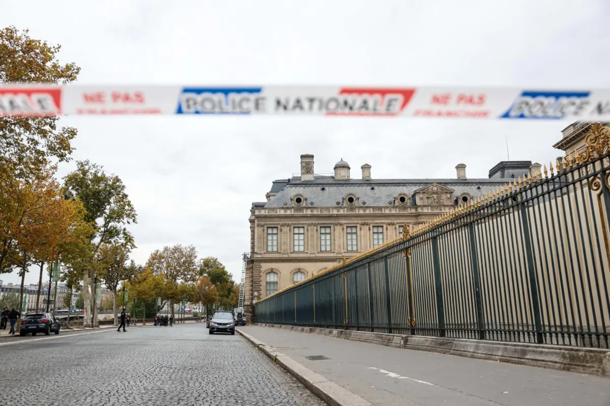 Imagem de contexto do artigo "Ultrapassa o banditismo." Vereador de Paris acredita que Louvre foi alvo de assalto "profissional" a pedido de "colecionadores"