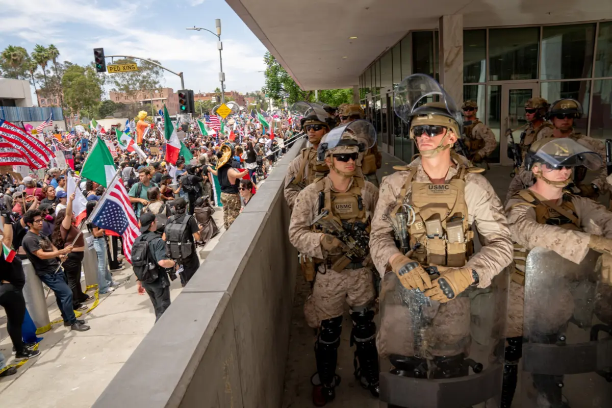 Imagem de contexto do artigo Estados Unidos divididos. "No kings", de um lado, desfile de "prioridades questionáveis" de Trump, do outro