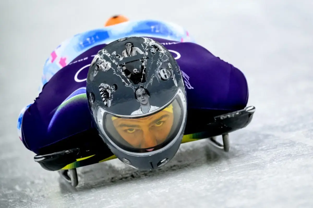 O "capacete da memória" homenageia os membros da família desportiva ucraniana que morreram desde a realização dos últimos Jogos Olímpicos
