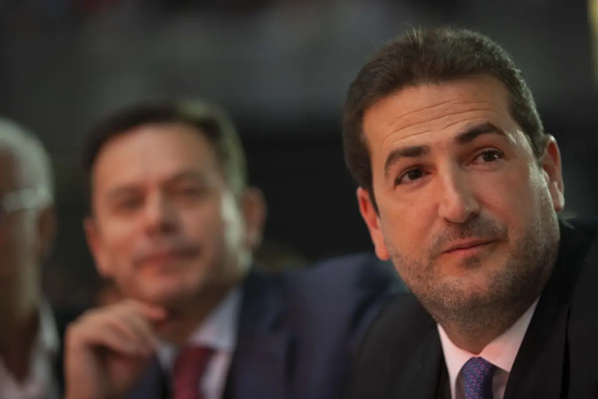 Montenegro (desfocado, à esquerda) e Hugo Soares