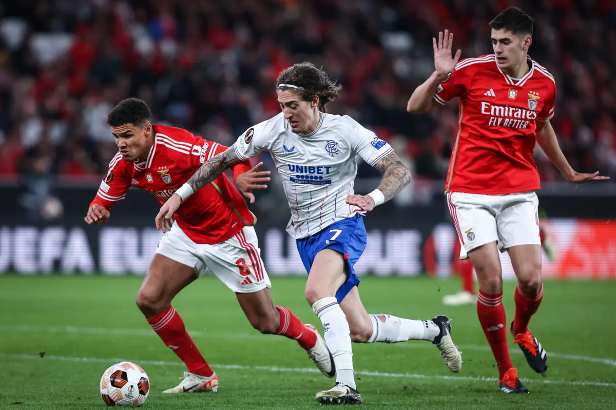 Imagem de contexto do artigo Houve um emigrante a querer ser feliz em Portugal. Benfica empata com Rangers na Liga Europa