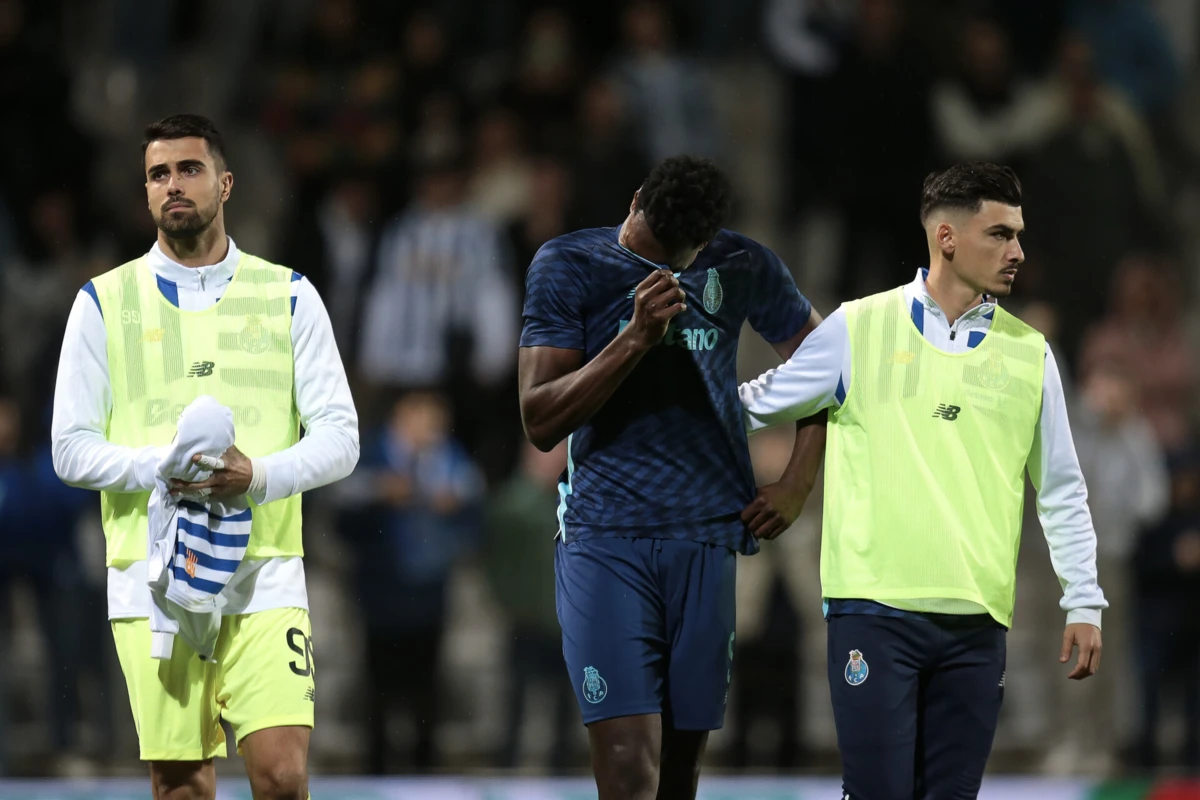 Imagem de contexto do artigo Samu em lágrimas, insultos a Vítor Bruno e petardos junto ao Dragão após derrota frente ao Moreirense
