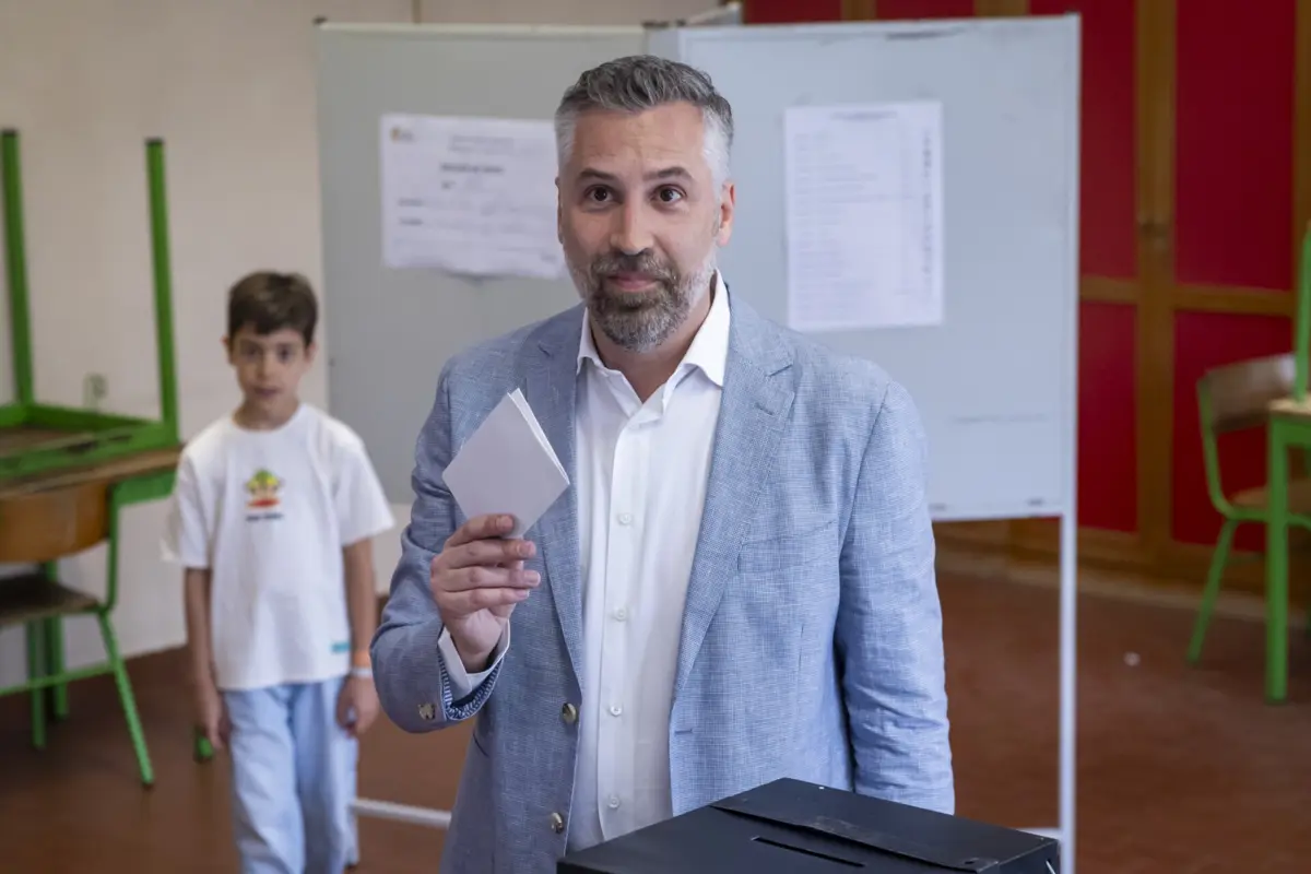 Imagem de contexto do artigo Pedro Nuno repudia episódio de violência contra Miguel Coelho e apela para dia "sereno" com "grande participação" nas eleições
