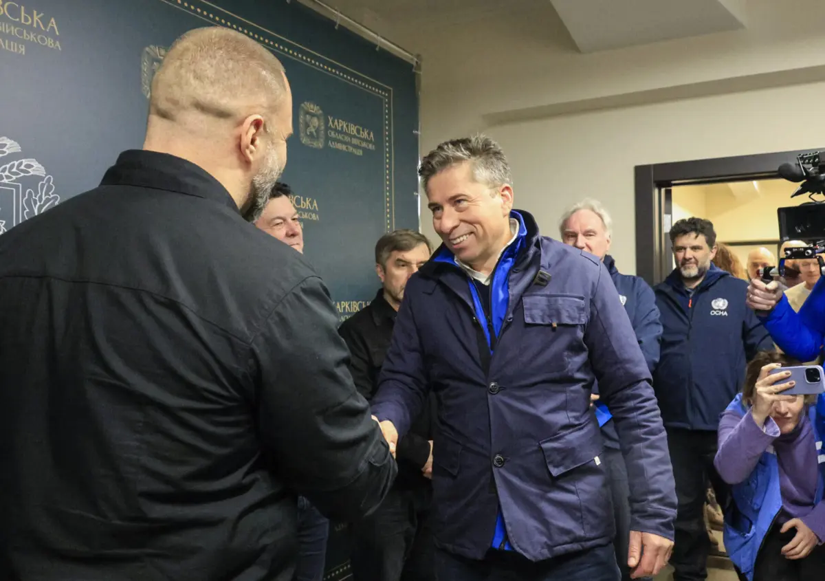 Tom Fletcher pede a intensificação da entrega de tendas e outros abrigos