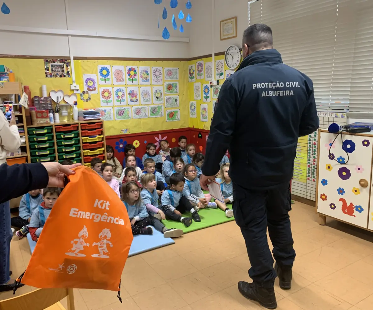 Imagem de contexto do artigo "Luz, água e salsichas." Crianças de Albufeira aprendem a fazer kits de emergência