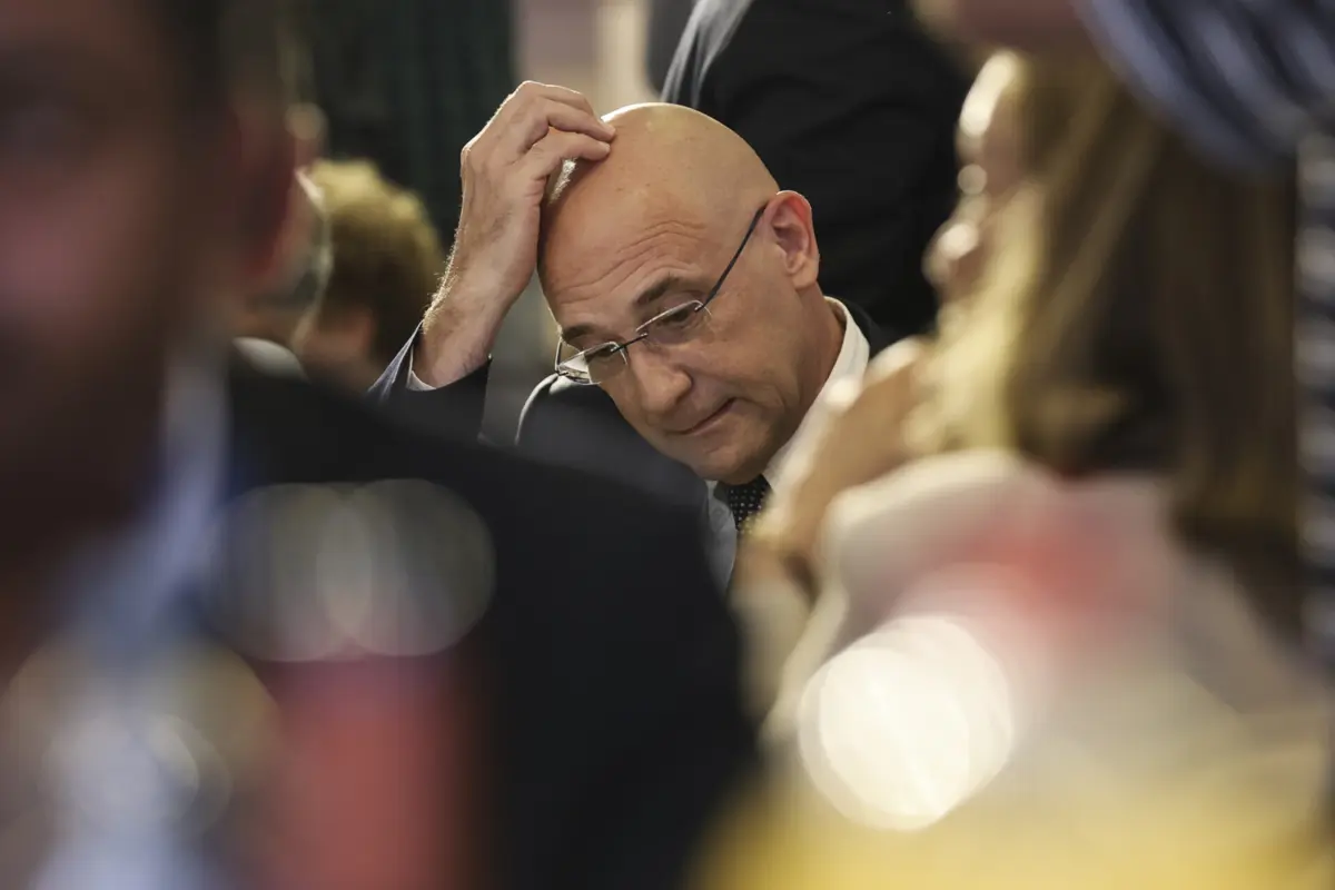 "As pessoas sentem-se inseguras, ameaçadas, de certa maneira desorientadas, desconfiadas", alega o antigo primeiro-ministro