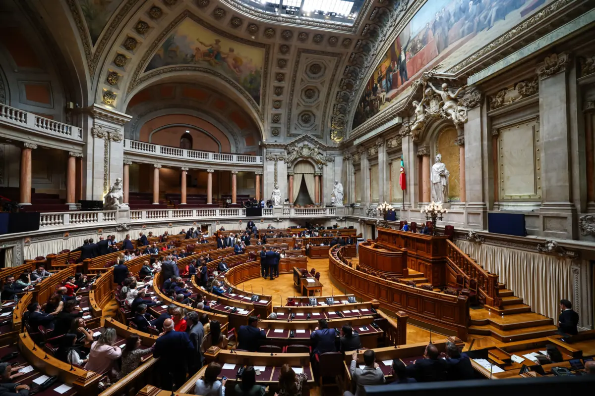 Imagem de contexto do artigo Vamos aos Factos: Que impacto têm no eleitorado as diferenças entre o programa eleitoral e o de Governo?