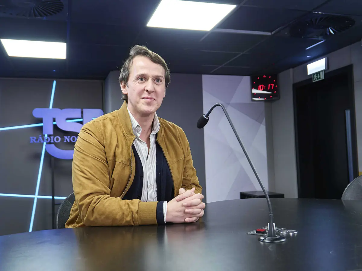 Imagem de contexto do artigo Miguel Prata Roque à TSF: elogios a Pedro Nuno Santos, não tira tapete a Ricardo Leão e pede cautelas para coligações à esquerda