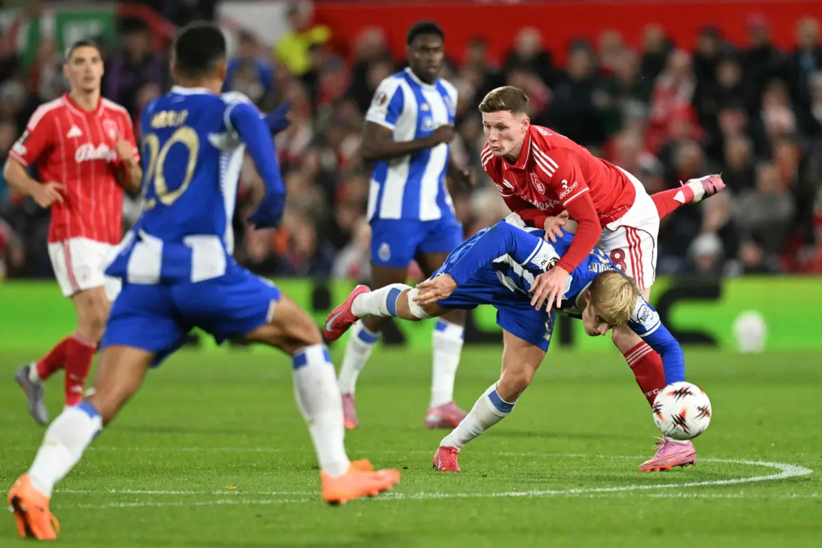 Imagem de contexto do artigo Penálti foi arco e flecha para roubar aos ricos e dar aos pobres. Primeira derrota do FC Porto foi em Nottingham