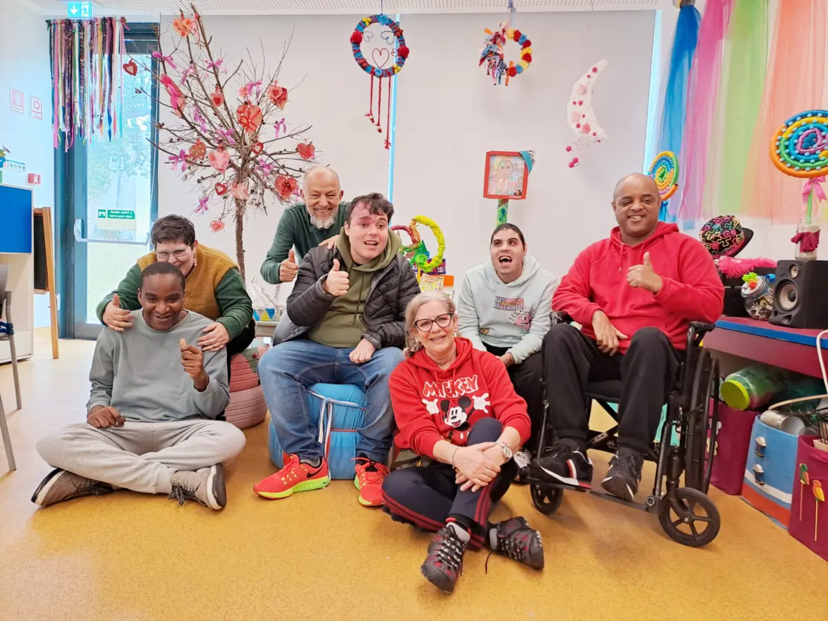 Imagem de contexto do artigo "Uma luz ao fundo do túnel" para os "eternos jovens" da Raríssimas