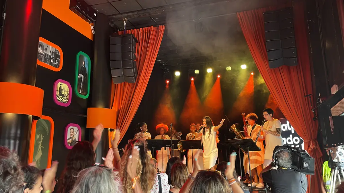 Imagem de contexto do artigo Elas tocam como quem samba: Orquestra Chiquinha Gonzaga leva meninas da periferia aos palcos do mundo