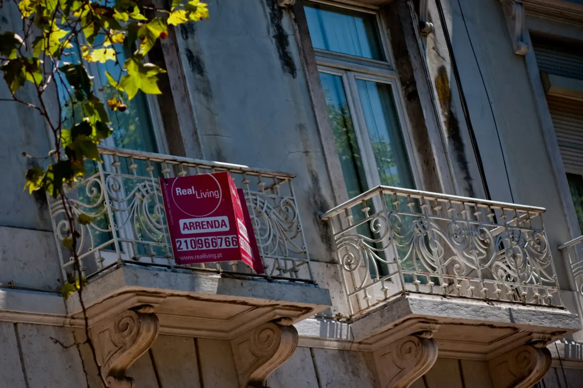 A atualização é aplicada às pensões de invalidez e velhice, quer sejam públicas, quer sejam privadas.