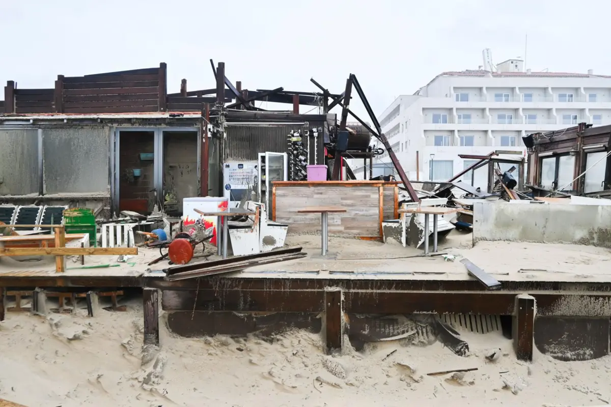 Imagem de contexto do artigo Depressão Kristin: "Foi aterrador. Refugiámo-nos na garagem, porque tínhamos a sensação que tudo ia rebentar a qualquer momento"