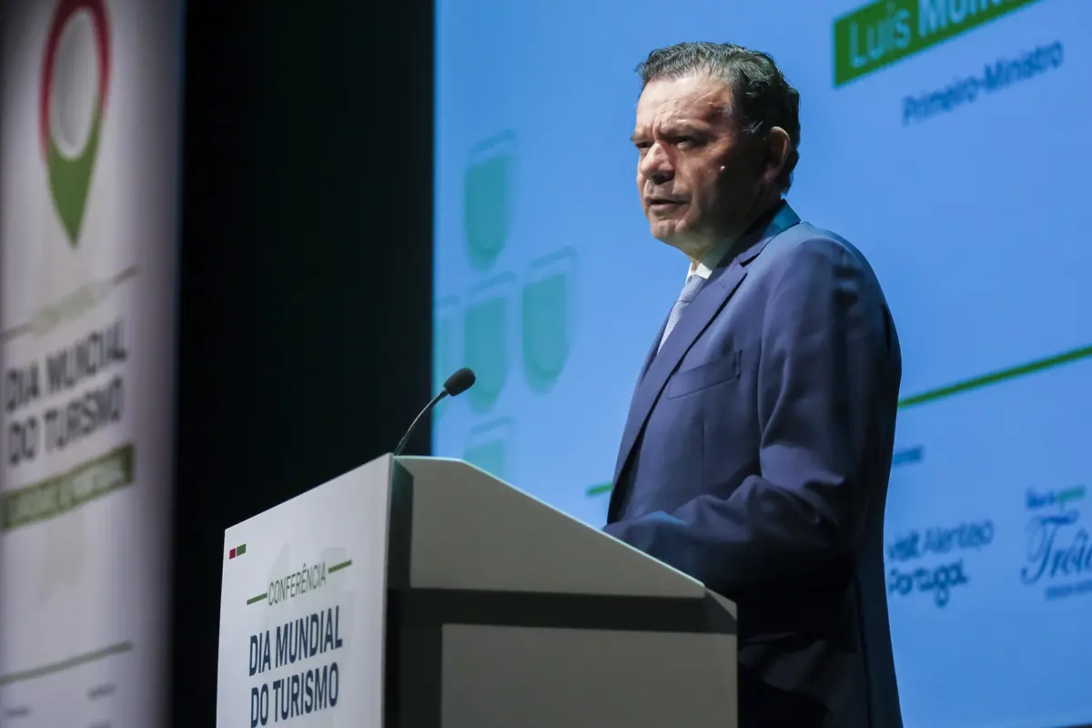 "O Governo irá concretizar o “propósito de dar um novo alento e uma nova capacidade à capacidade aeroportuária do país", promete Montenegro