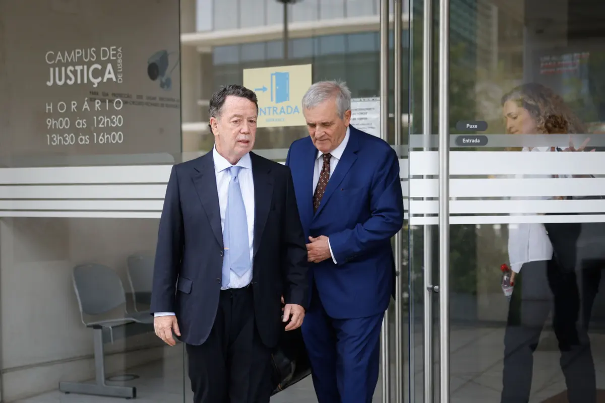 Manuel Pinho (à esquerda) e o seu advogado, Ricardo Sá Fernandes