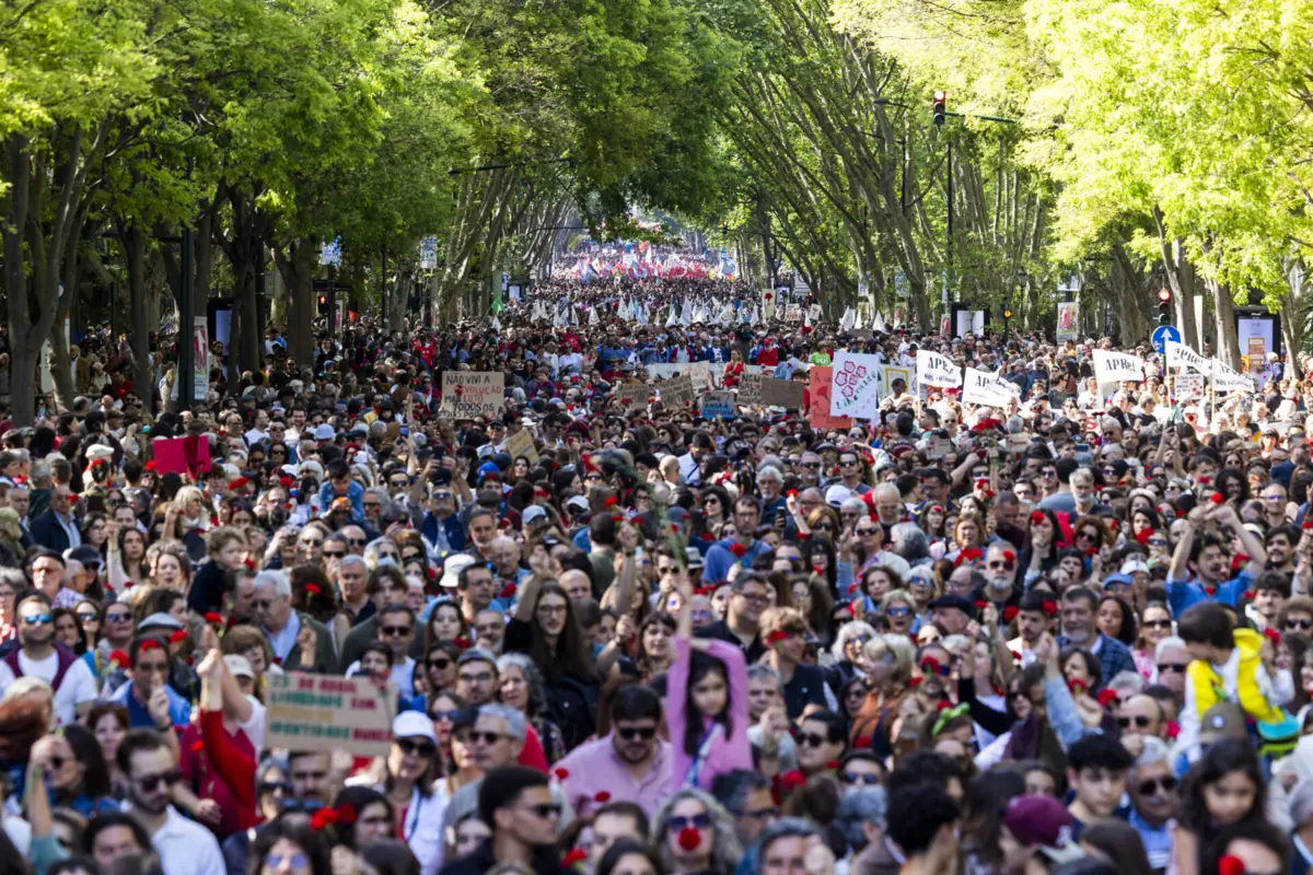 Imagem de contexto do artigo Mar de cravos na Avenida foi uma "grande lição" ao Governo