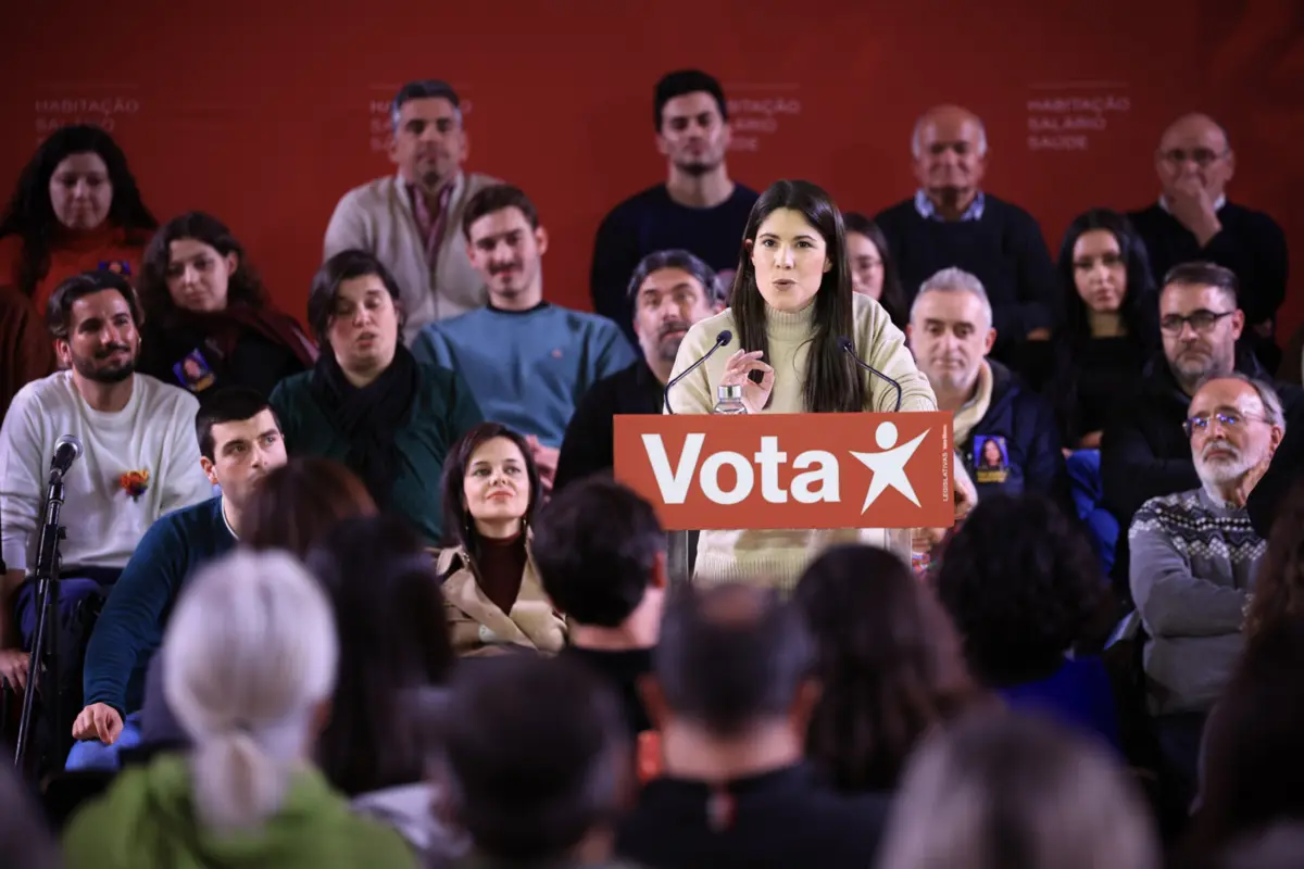 O BE destaca o facto de ter segurado "os cinco mandatos" que tinha