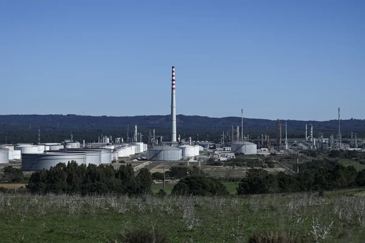 Imagem de contexto do artigo "Particularmente preocupante." Refinaria de Sines continuava em 2023 a liderar o top 10 de poluidores