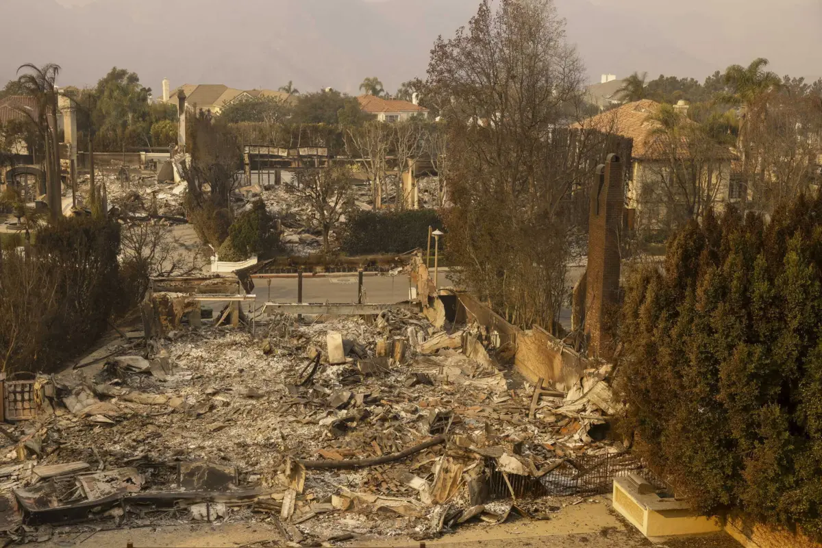 Imagem de contexto do artigo Incêndios em Los Angeles. Pacific Palisades "é uma cidade completamente destruída"