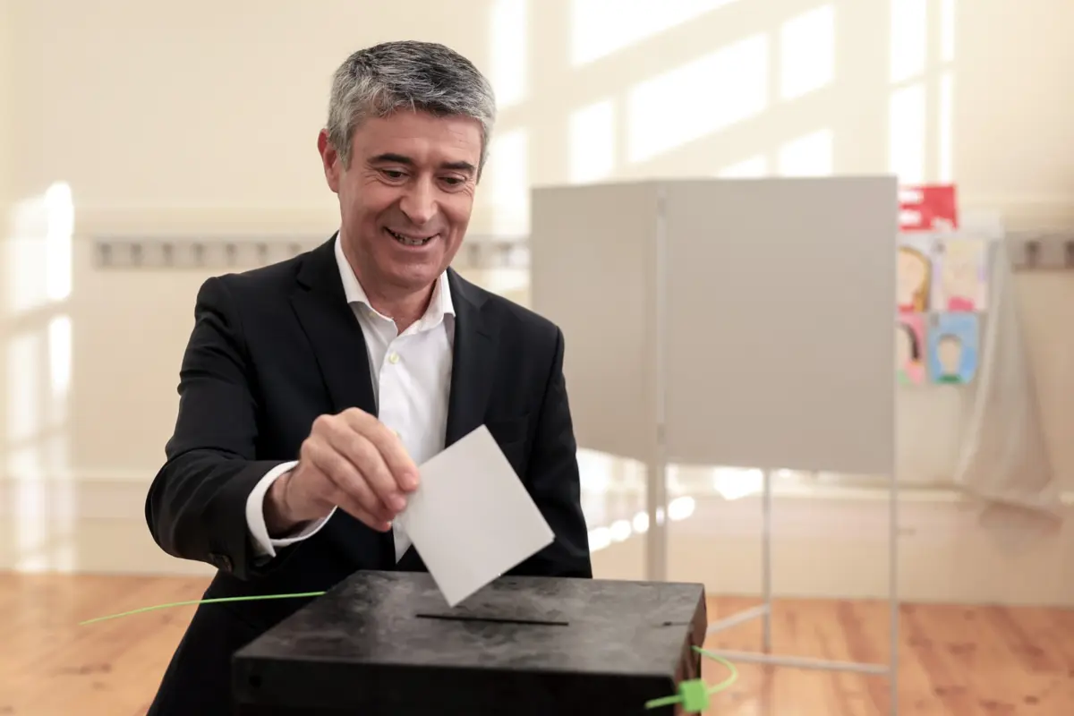 Imagem de contexto do artigo Carneiro apela ao voto em momento “decisivo para o futuro” do país e diz que "PS voltou" depois da "hecatombe"