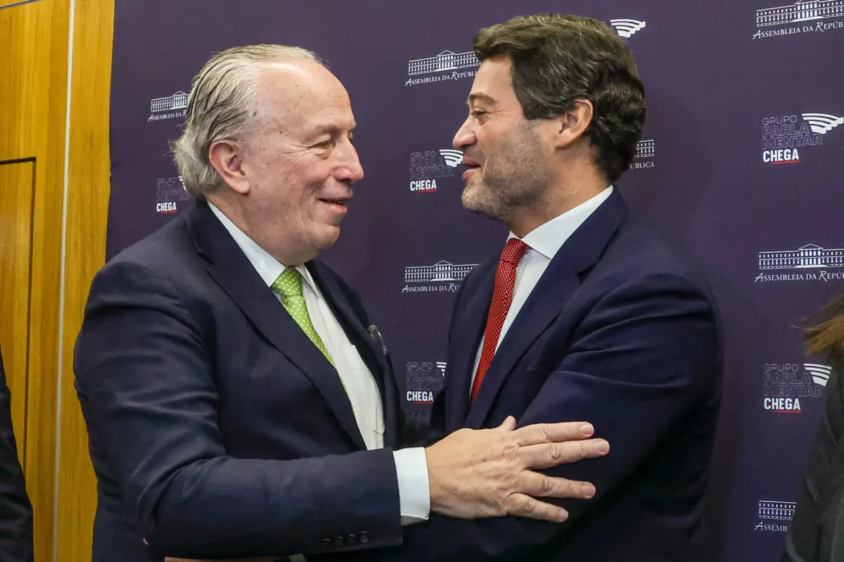 O líder do chega afirma que Santana Lopes tem conseguido "ser um autarca independente"