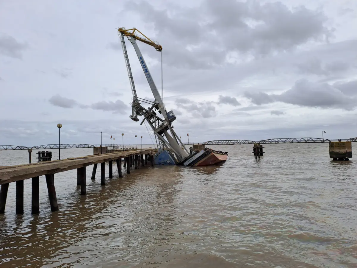 Imagem de contexto do artigo Lisboa: "guindaste flutuante" embate no Cais da Matinha e derrama combustível no rio Tejo
