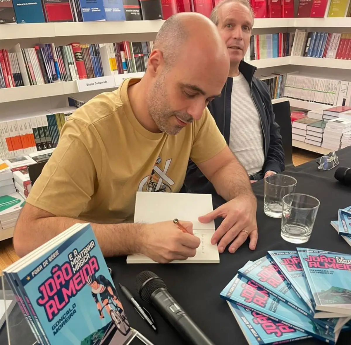 Imagem de contexto do artigo João Almeida: "Nunca pensei que ia ter um livro sobre a minha vida"
