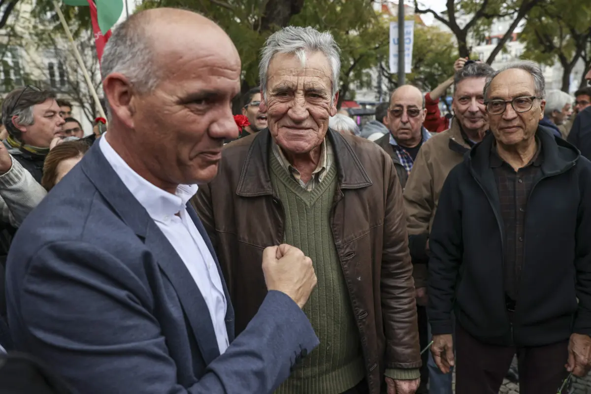 O antigo secretário-geral do PCP Jerónimo de Sousa ao lado do atual, Paulo Raimundo