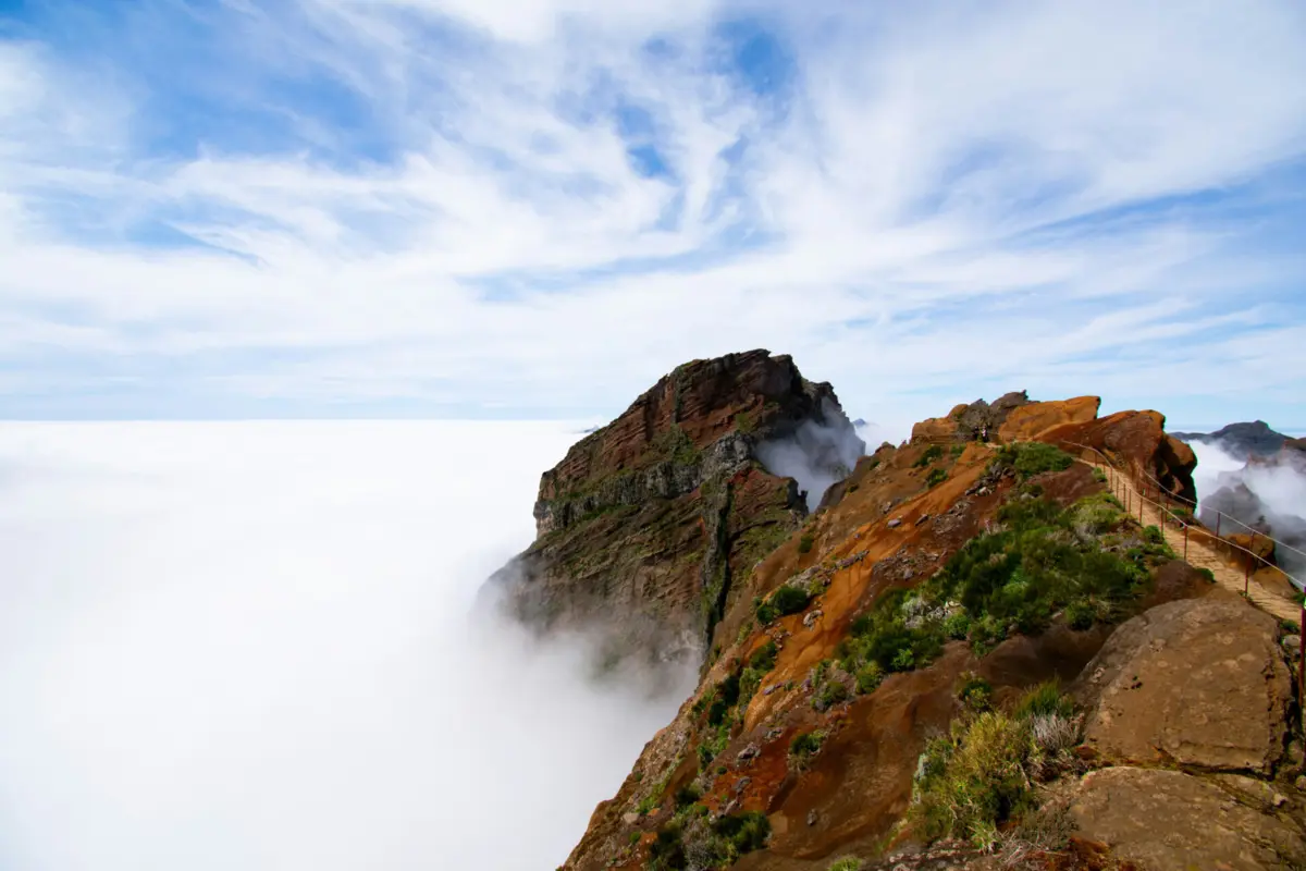 As autoridades não conhecem ainda em que circunstância ocorreu a queda, mas confirmam que foi de uma altura de 50 metros