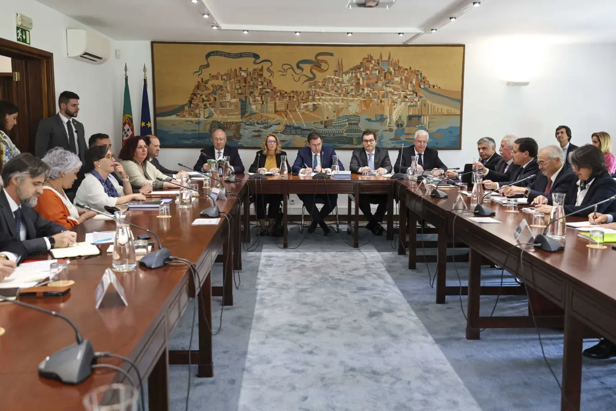 Imagem de contexto do artigo "É preciso uma terapia de choque." Governo e parceiros sociais reúnem-se de olhos postos no cenário macro e nos salários