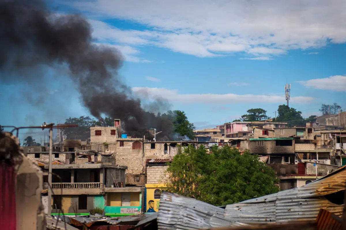 Imagem de contexto do artigo "Violência e ameaças das forças policiais." Médicos Sem Fronteiras "forçada" a suspender operações em Porto Príncipe