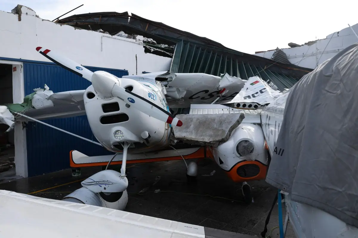 Imagem de contexto do artigo Aeronaves "irrecuperáveis": temporal provoca prejuízo de mais de um milhão de euros no Aeródromo Municipal de Coimbra