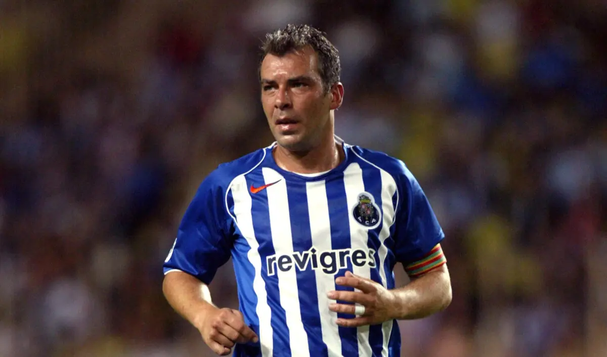 Imagem de contexto do artigo As marcas no dedo porque o anel de noivado chegou ao osso. Mas Jorge Costa e Weah chegaram a fazer as pazes