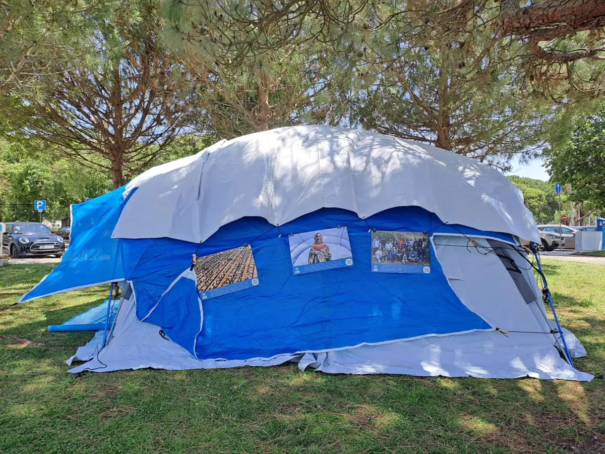 Imagem de contexto do artigo Não é uma tenda qualquer: estas são as condições em que vivem milhões de refugiados e que agora pode conhecer em Portugal. Veja as imagens