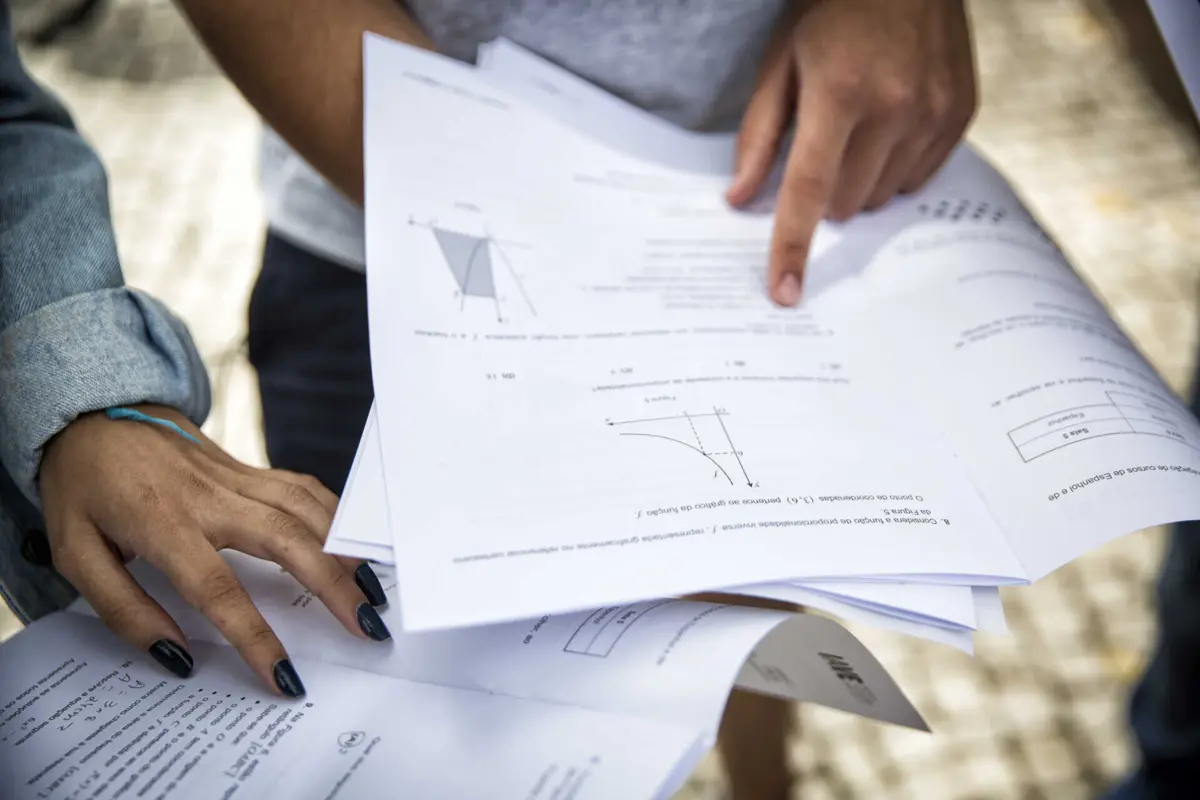 Imagem de contexto do artigo "Ficámos muito felizes." Escolas recebem com alívio cancelamento de provas digitais