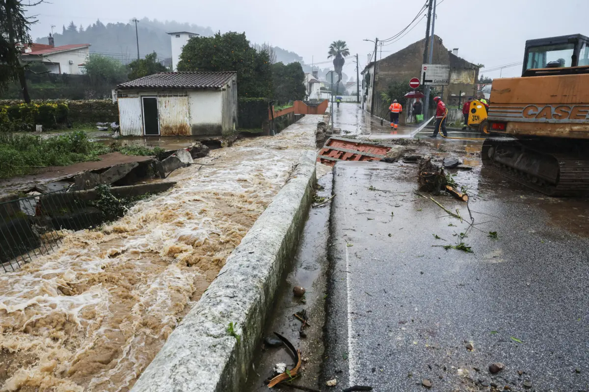 Imagem de contexto do artigo Câmara de Coimbra vai retirar entre 2800 a três mil pessoas por risco de cheia