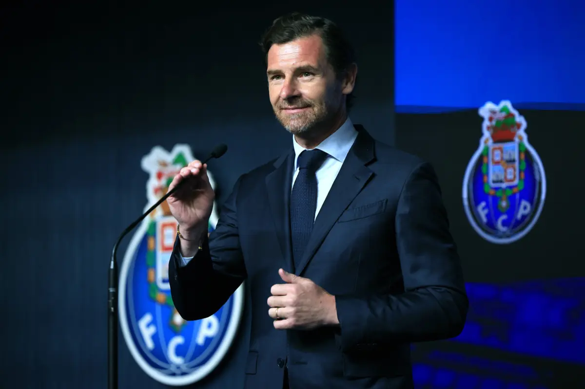Imagem de contexto do artigo "Trazer tudo o que é mística do FC Porto." Villas-Boas admite "objetivo" de integrar Lucho González na equipa técnica de Farioli