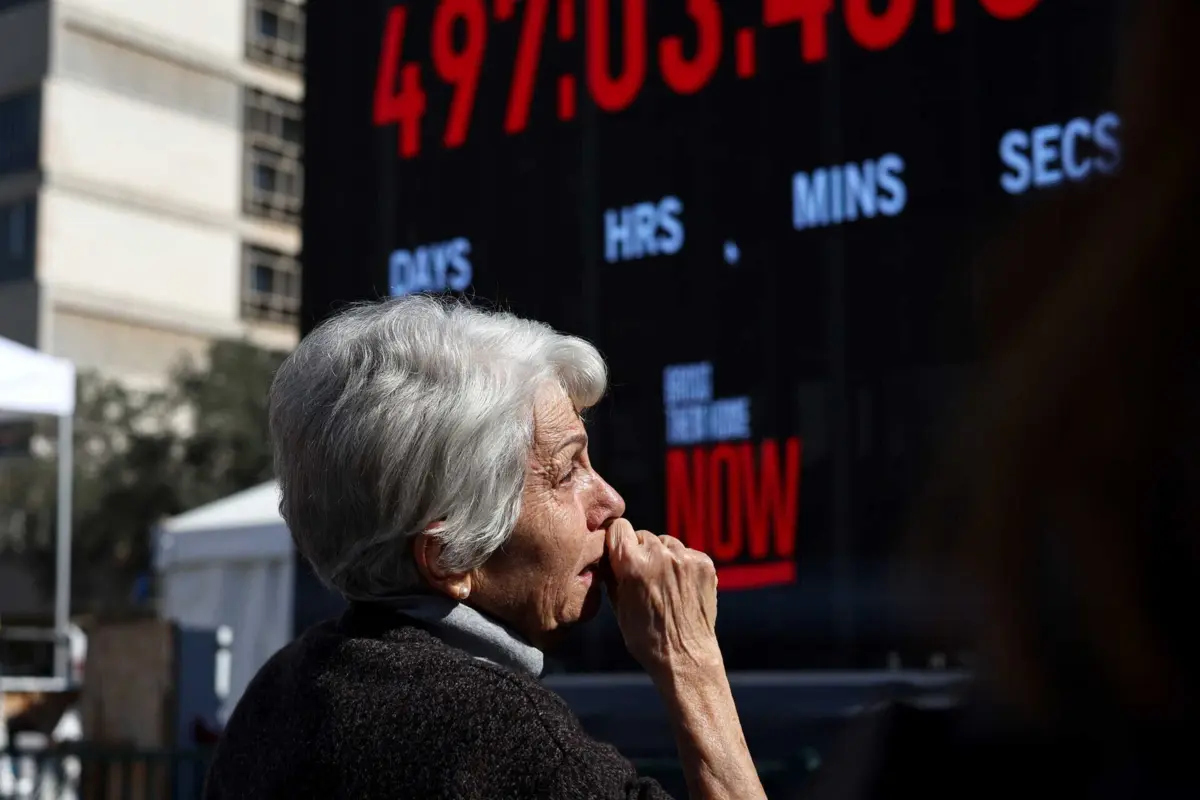 Os reféns libertados este sábado pelo grupo islamita Hamas apelaram à continuação do acordo de cessar-fogo