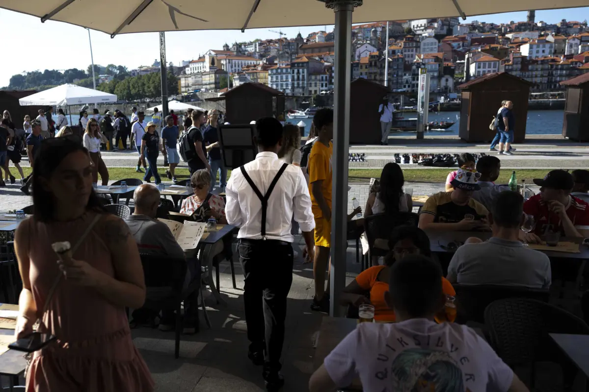 Imagem de contexto do artigo "Medida urgente e imediata." Mil migrantes vão ser formados para trabalhar no setor do turismo